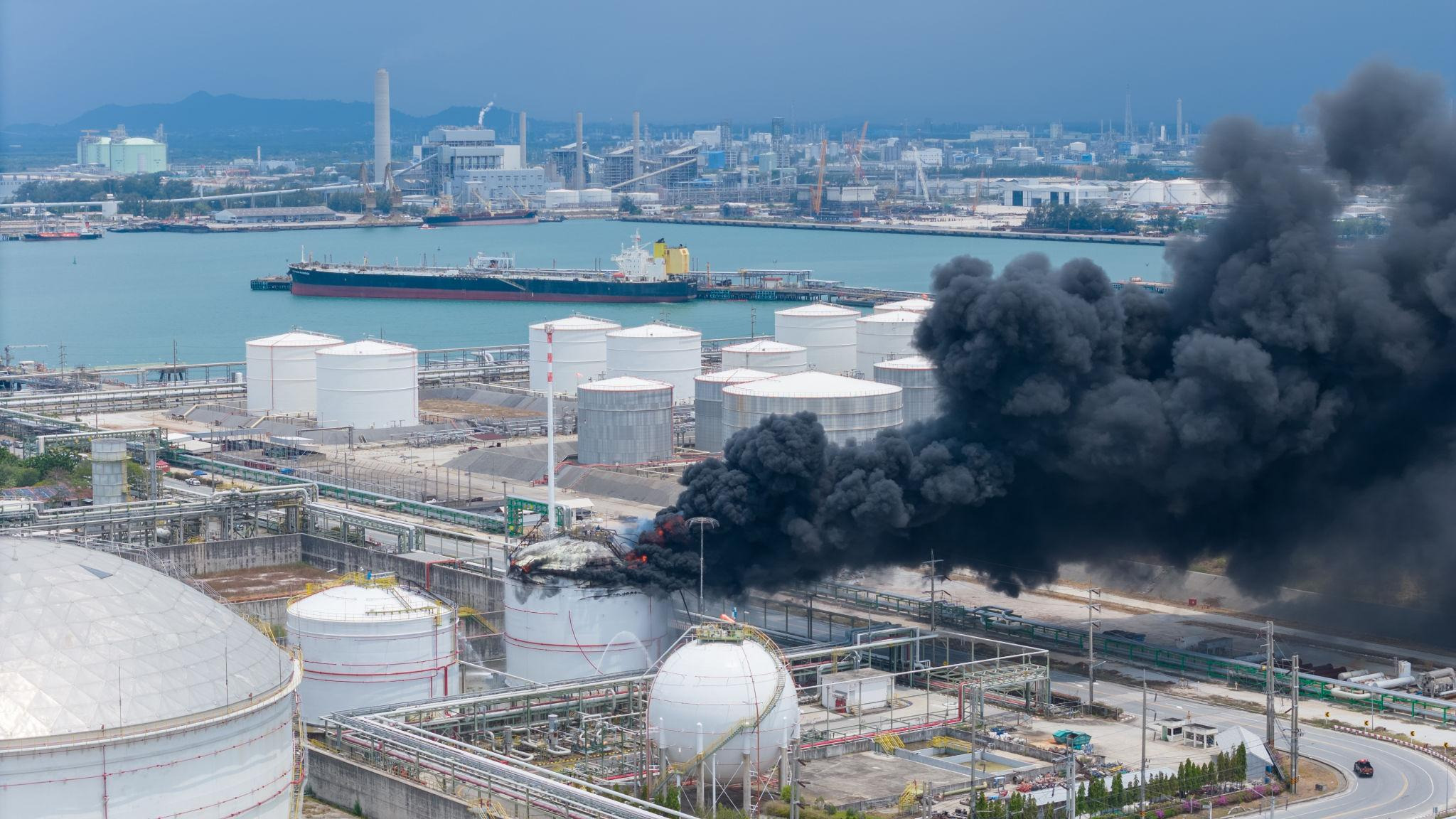 Австралийн газрын тос боловсруулах үйлдвэрт гал гарчээ